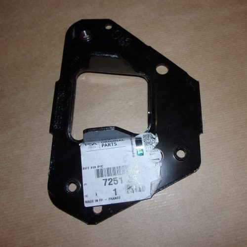 MOUNTING BRACKET BUMPER C C3 III 72.	Rma-046